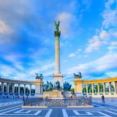 Апартаменты Sleek Minimalist At Inner