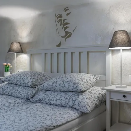 Sleek Minimalist At Inner * Будапешт