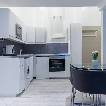 Sleek Minimalist Studio At Inner Apartment *