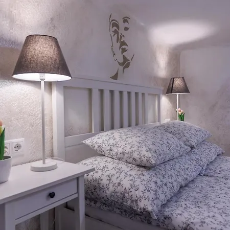 Apartman Sleek Minimalist Studio At Inner