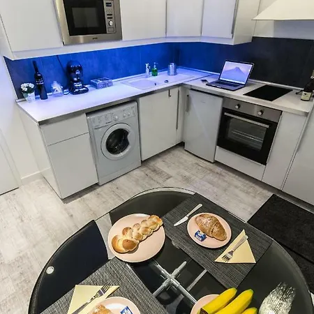 Sleek Minimalist At Inner Apartmán *