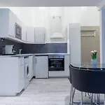 Sleek Minimalist At Inner 아파트 *
