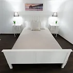 Sleek Minimalist At Inner 아파트