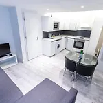아파트 Sleek Minimalist At Inner