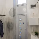 Sleek Minimalist At Inner 아파트 부다페스트