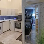 Sleek Minimalist At Inner 아파트 부다페스트