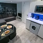 아파트 Sleek Minimalist At Inner *