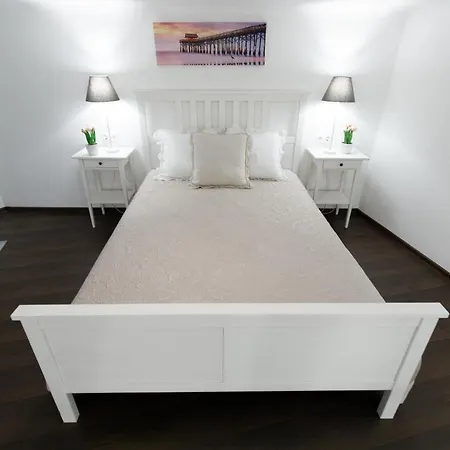 Sleek Minimalist At Inner Apartamento