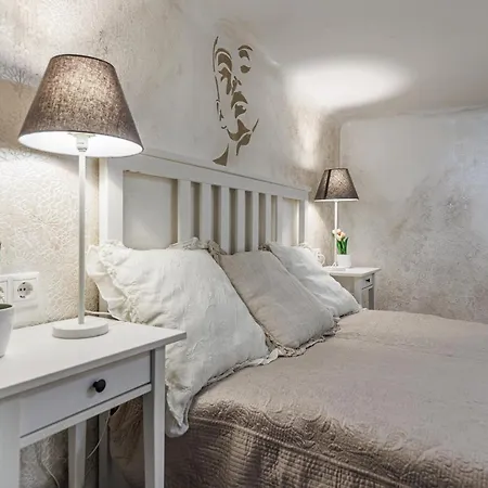 Sleek Minimalist At Inner アパート