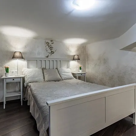 Sleek Minimalist At Inner Apartamento
