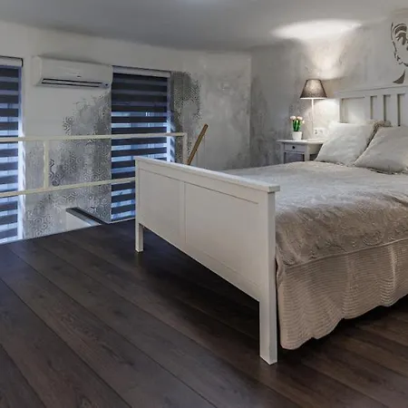 Sleek Minimalist At Inner * Будапешт