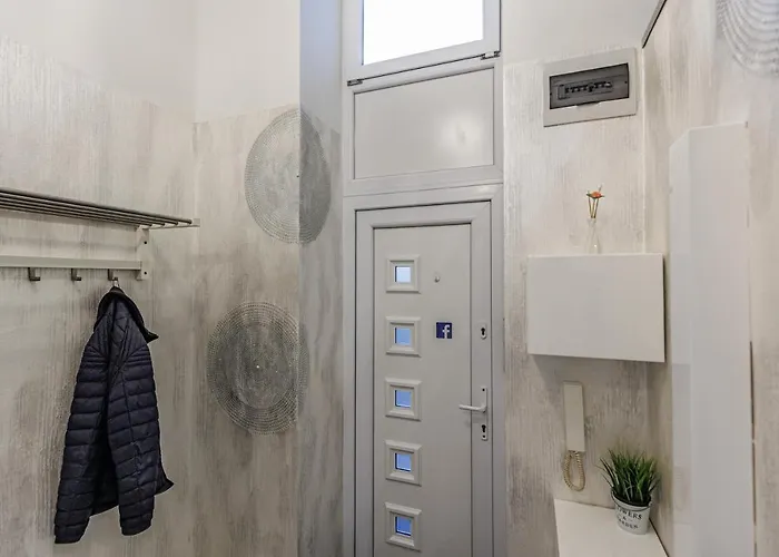 Sleek Minimalist At Inner Lägenhet Budapest