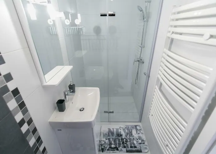 Lägenhet Sleek Minimalist At Inner Budapest